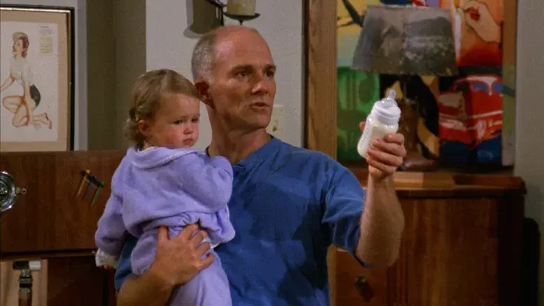 El perro que mece la cuna