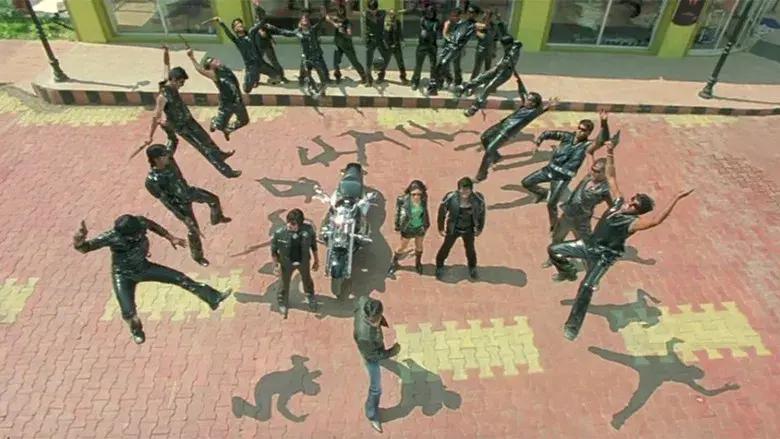 Golmaal Returns - Fondo