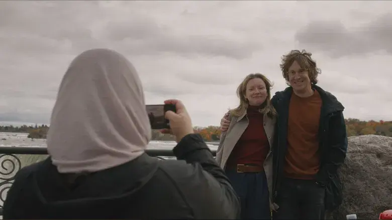 Matt and Mara - Fondo