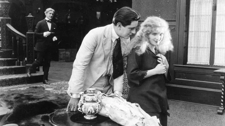 Peggy Leads the Way - Fondo