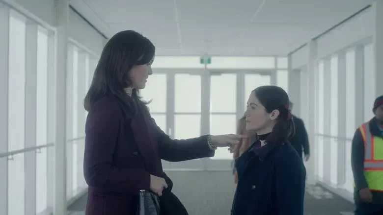 La huérfana: Primer asesinato - Fondo