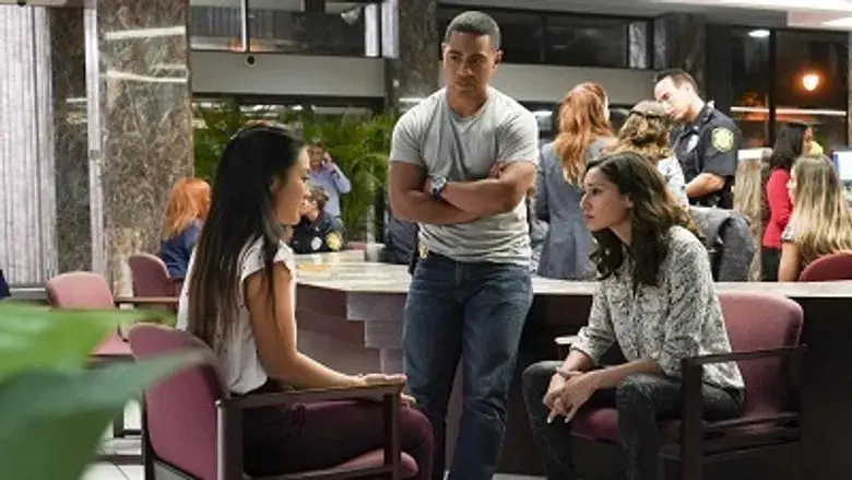 Ofrecer hojas tiernas de taro a...