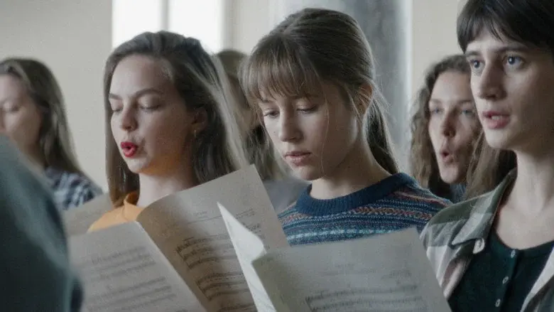 La chica del coro (Little Trouble Girls) - Fondo