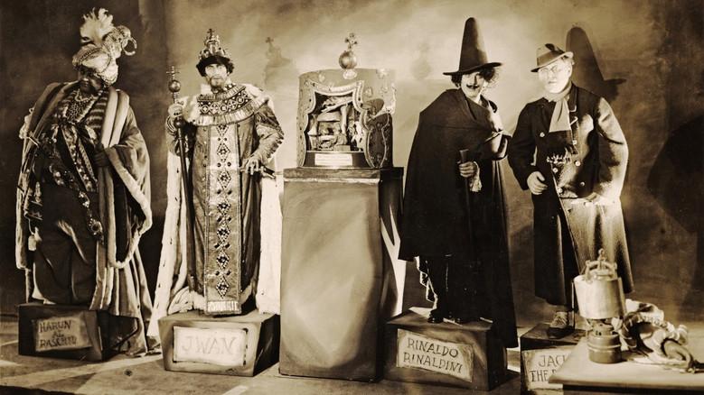 El hombre de las figuras de cera - Fondo