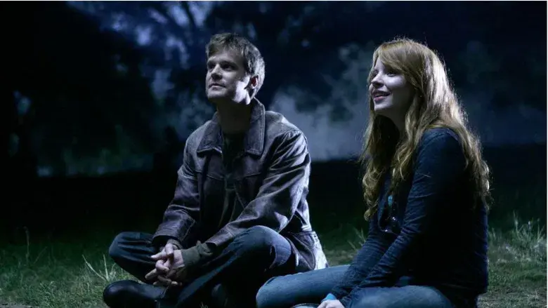 A dos metros bajo tierra - Fondo