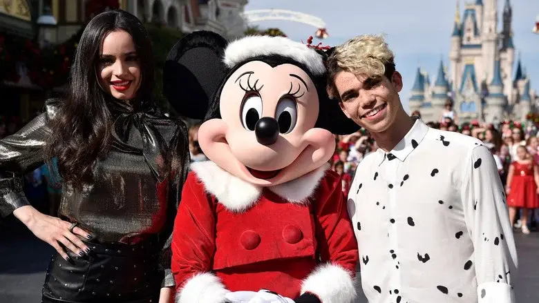 Disney Parks Presents: A Descendants Magical Holiday Celebration - Fondo