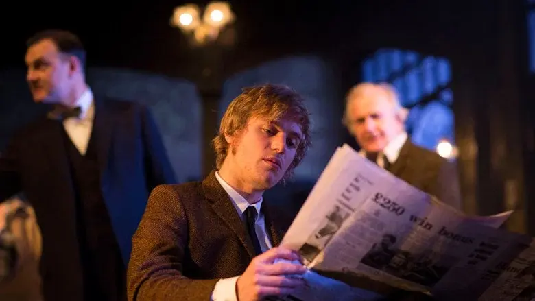 National Theatre Live: Hangmen - Fondo