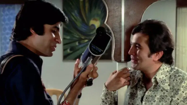 Namak Haraam - Fondo