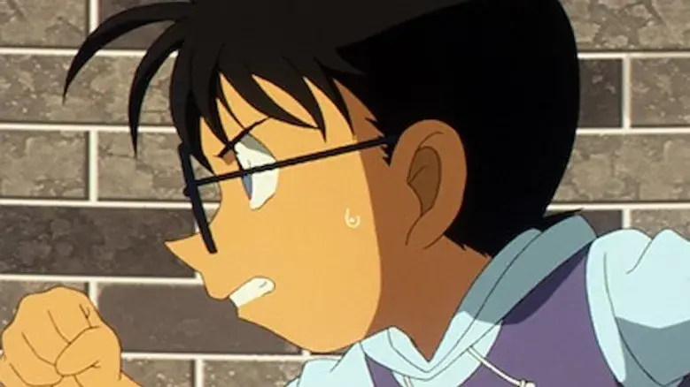 El hombre que obstruye el marco de acero