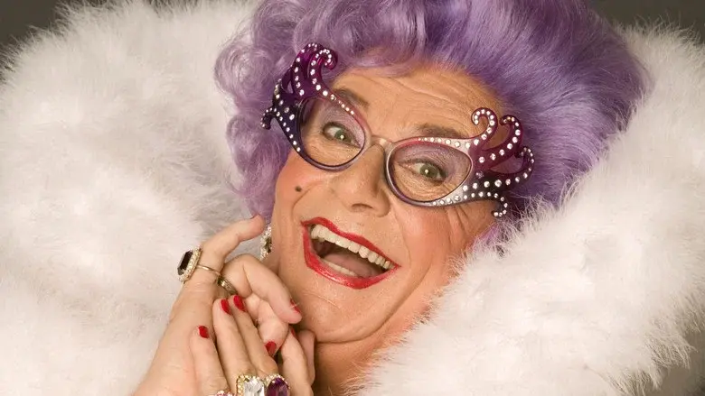 An Audience with Dame Edna Everage - Fondo