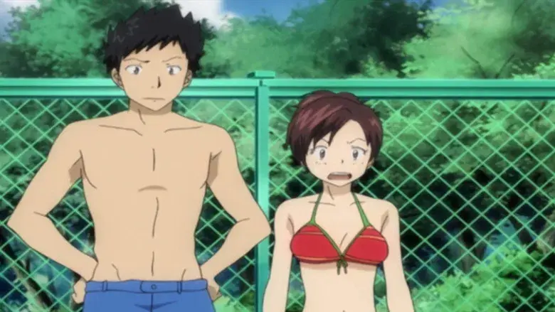 Un tiburón en la piscina pública