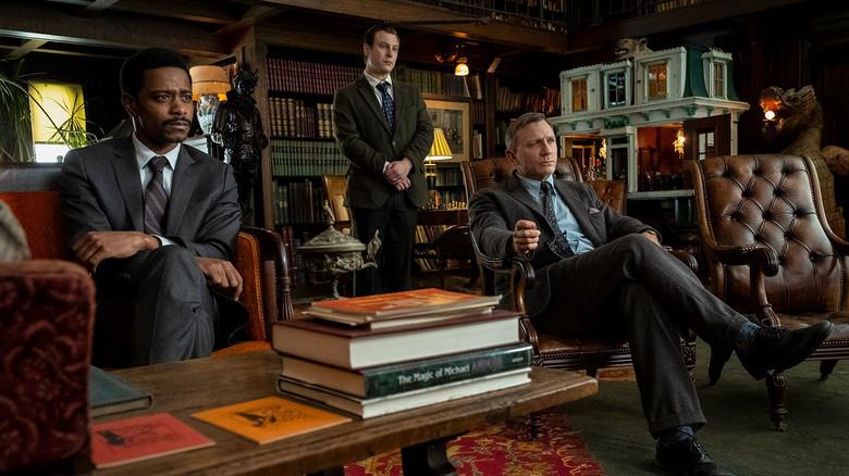 Puñales por la espalda - Fondo