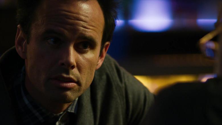 Un tío entra en un bar