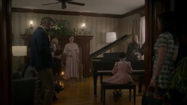 La huérfana: Primer asesinato - Fondo