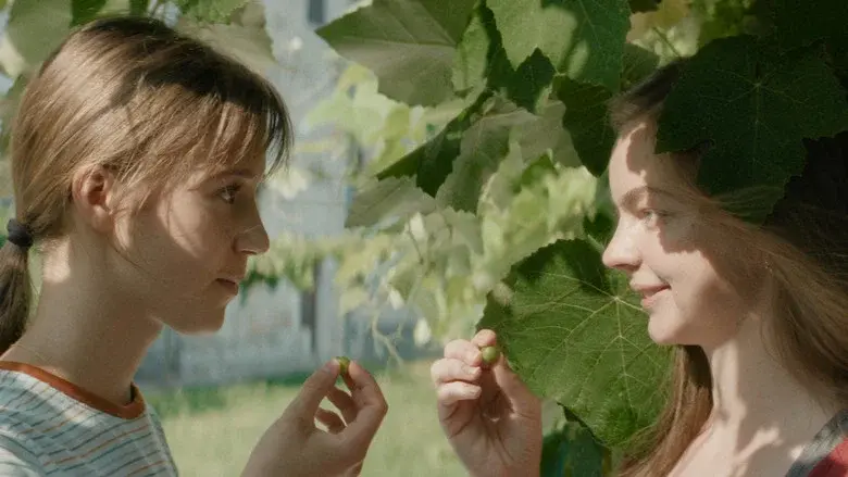 La chica del coro (Little Trouble Girls) - Fondo