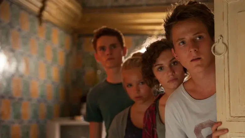 Los cinco y el secreto de la pirámide - Fondo