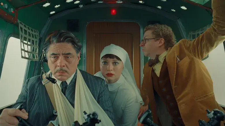 La trama fenicia - Fondo