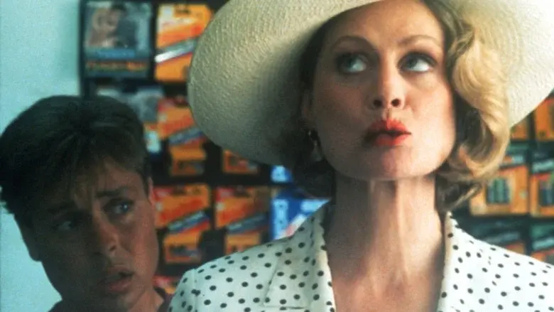 Pterodactyl Woman from Beverly Hills - Fondo