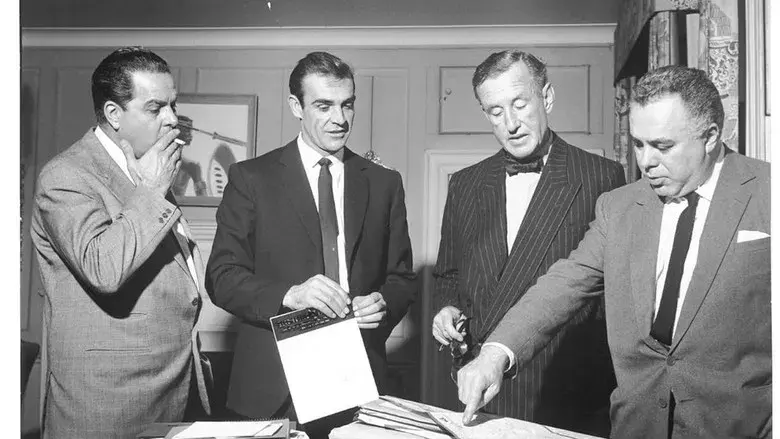 Todo o nada: la historia de 007 - Fondo