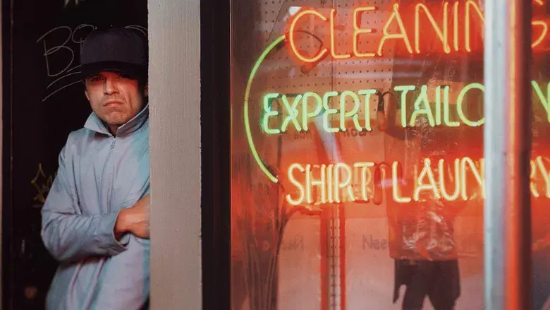 Un hombre diferente - Fondo