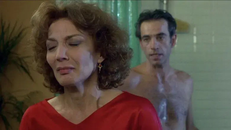 La flor de mi secreto - Fondo