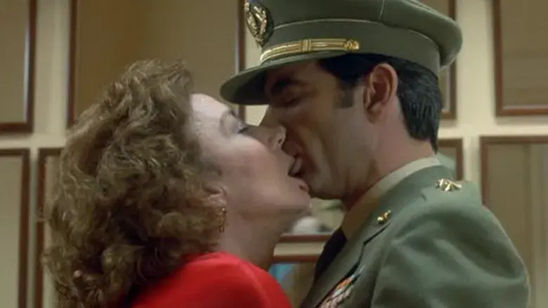 La flor de mi secreto - Fondo