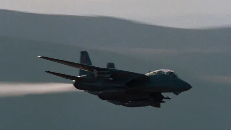 Top Gun: Ídolos del aire - Fondo