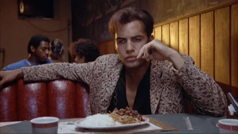 Perseguido por todos - Fondo