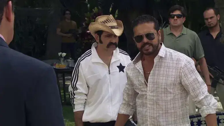 El Cabo le propone a Aurelio que eliminen a Mónica