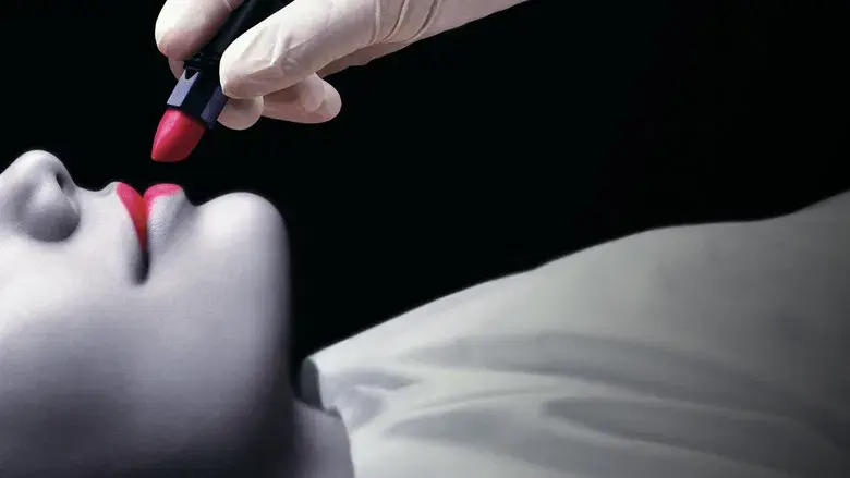 A dos metros bajo tierra - Fondo