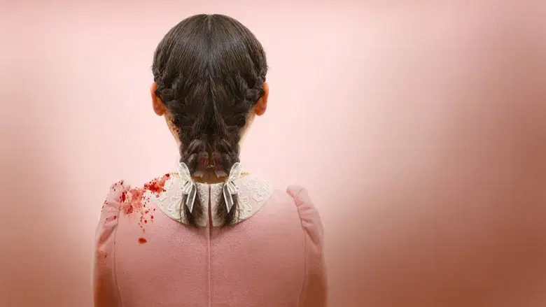 La huérfana: Primer asesinato - Fondo