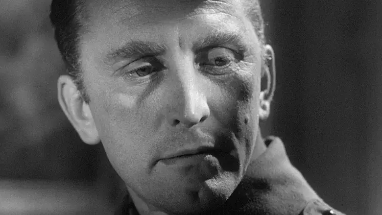 Senderos de gloria - Fondo