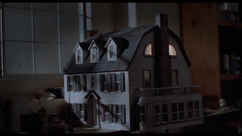 Amityville VIII: La casa de las muñecas - Fondo
