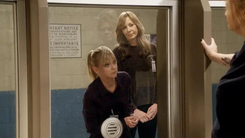 Dibujos de serpientes y un zueco en la cabeza