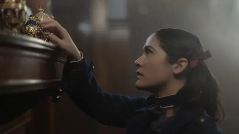 La huérfana: Primer asesinato - Fondo