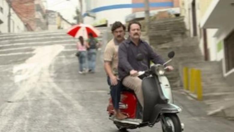 Pablo comienza a jugar con candela