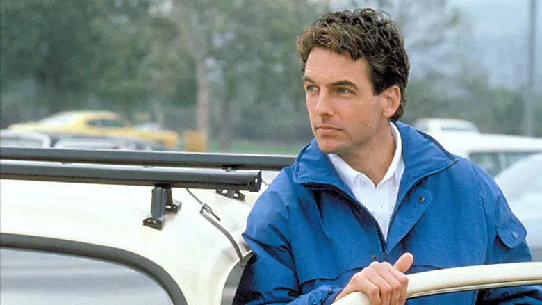 Deliberadamente extraño (TV) - Fondo