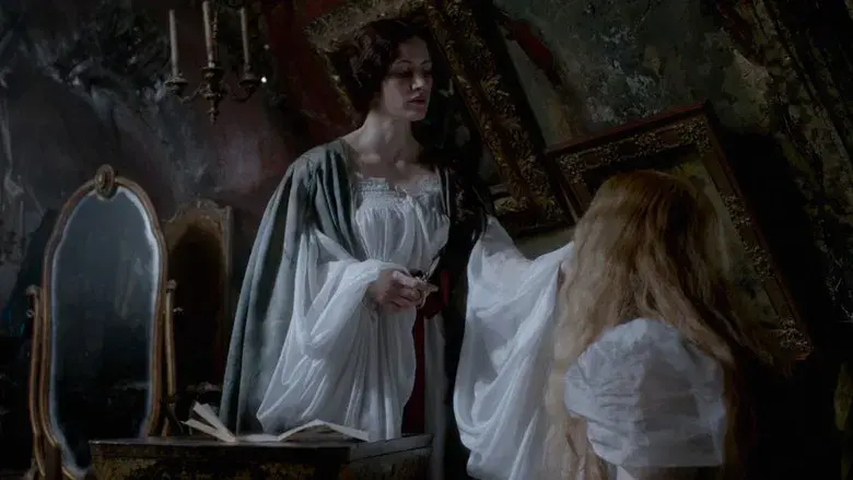 La cumbre escarlata - Fondo