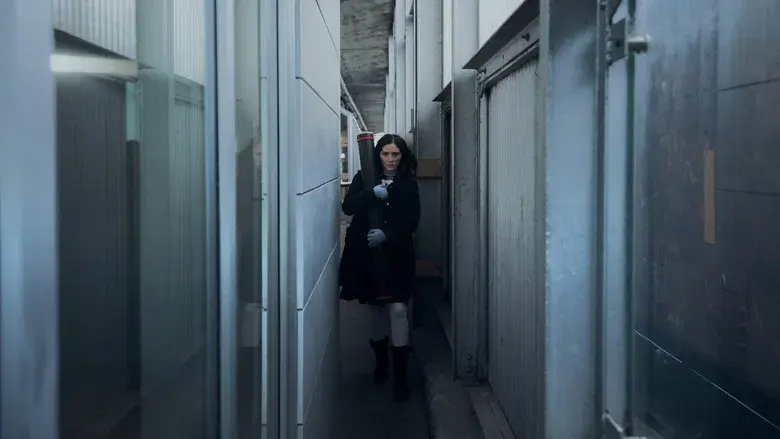 La huérfana: Primer asesinato - Fondo