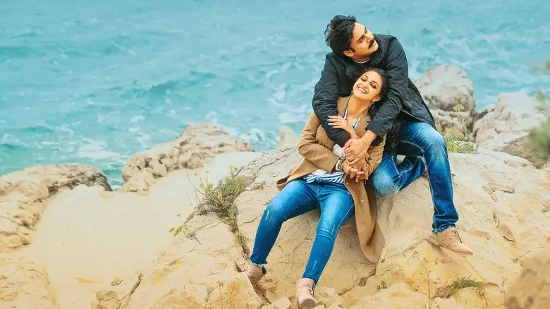 అజ్ఞాతవాసి - Fondo