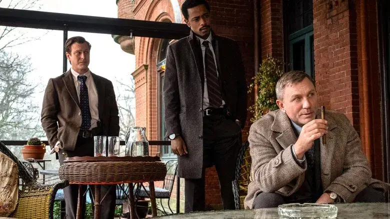 Puñales por la espalda - Fondo