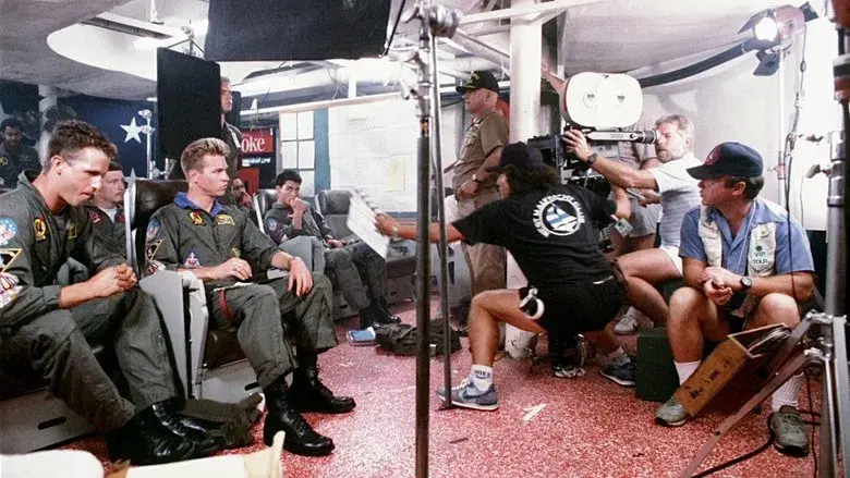 Top Gun: Ídolos del aire - Fondo