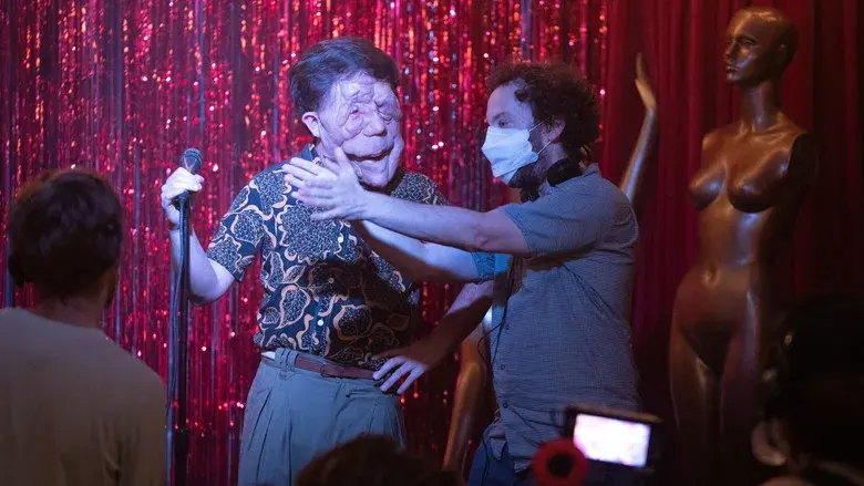 Un hombre diferente - Fondo