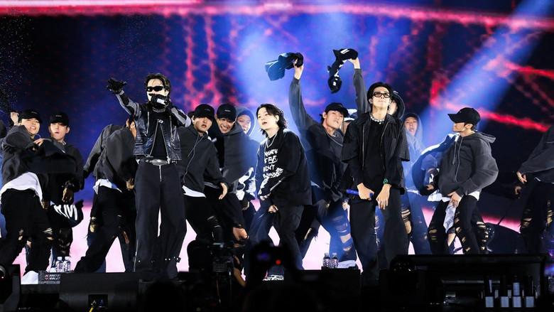 BTS: Yet to Come in Cinemas - Fondo