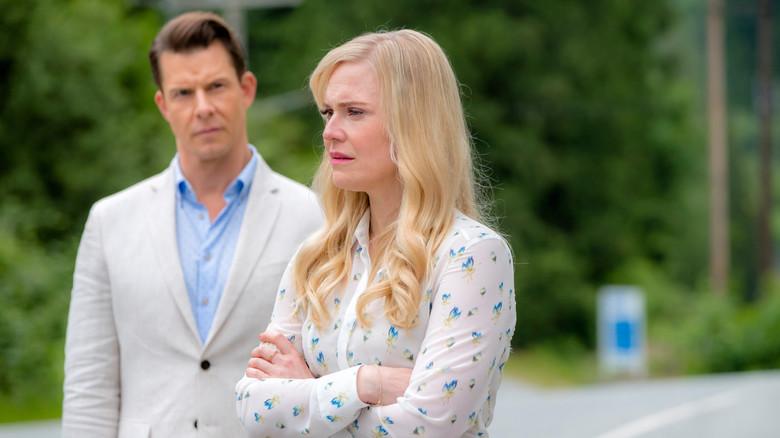 Signed, Sealed, Delivered: The Road Less Traveled - Fondo