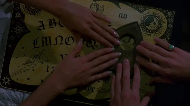 Witchboard: Juego diabólico - Fondo