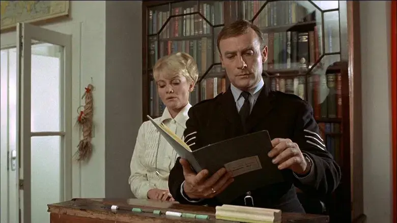 El hombre de mimbre - Fondo