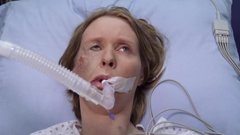 Sola ante la multitud