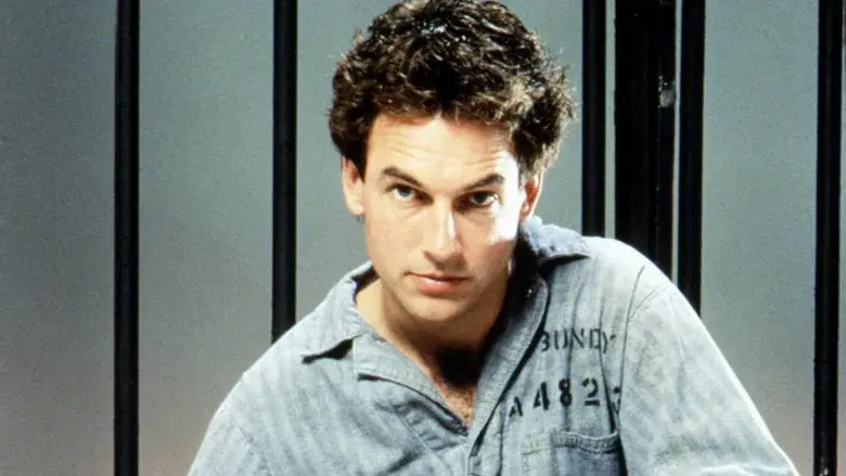 Deliberadamente extraño (TV) - Fondo