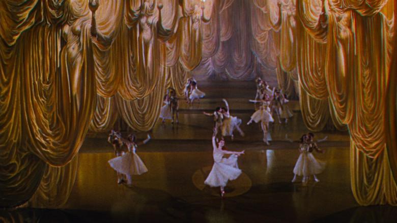 Las zapatillas rojas - Fondo